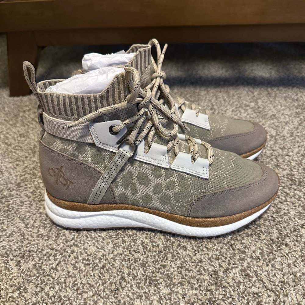 OTBT boots! Size 8.